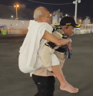 Aksi Humanis Personel Polri di Mekah, Gendong Jemaah Lansia yang Terjatuh Usai Umrah Wajib