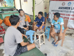 Bhabinkamtibmas Pulau Pari Sambangi Warga, Sosialisasikan Layanan Polri 110 dan Perkuat Kamtibmas