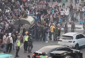 Kesigapan Denmadam Jaya Kerahkan Mobil Water Tank Padamkan Api Saat Aksi Demo di Depan UKI