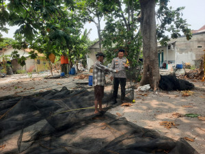 Bhabinkamtibmas Pulau Lancang Sosialisasikan Layanan Polisi 110, Ajak Warga Jaga Kamtibmas