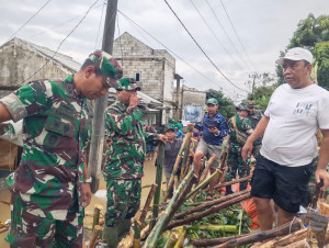 Kodam Jaya Hadir di Tengah Banjir, Evakuasi Warga Hingga Perbaikan Tanggul Jebol