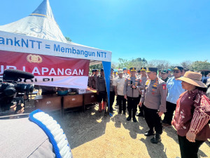 Polri Perkuat Penanganan Gempa NTT, Kapolri Tinjau Lokasi Terdampak dan Serahkan Bantuan