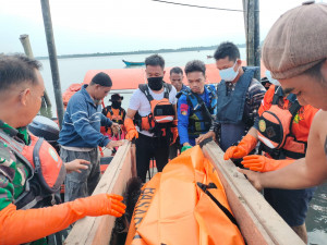 Respons Cepat Pos TNI AL Selatpanjang Bersama Tim SAR Gabungan Berhasil Temukan Korban Terakhir Kapal Karam di Perairan Mengkikip Kepulauan Meranti