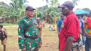 Babinsa Koramil Mapurujaya Laksanakan Komsos Bersama Warga Kampung Fanamo