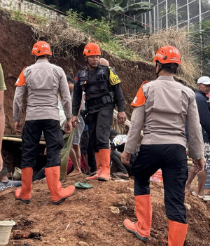 Gerak Cepat Tim SAR Sat  Brimob Polda Jabar, Enam Korban Longsor di Cisempur Berhasil Dievakuasi