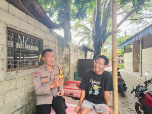 Bhabinkamtibmas Pulau Kelapa Pererat Silaturahmi dengan Warga, Layanan Polri 110 Disosialisasikan