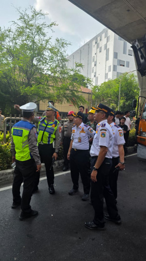 JPO Tendean Ditabrak Truk Alat Berat, Polisi Alihkan Arus Lalu Lintas