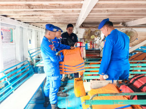 Satpolairud Polres Kepulauan Seribu Sosialisasikan Layanan 110 dan Jaga Laut Jakarta kepada Penumpang Kapal di Kali Adem
