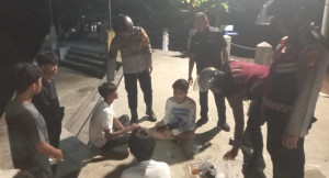 Patroli Malam Jakarta On The Spot, Polsek Kepulauan Seribu Selatan Kenalkan Layanan Polisi 110 Melalui Dialog Bersama Warga
