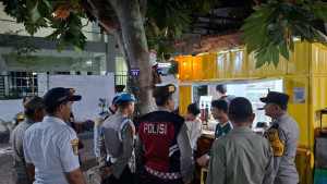 Patroli Malam, Polsek Kepulauan Seribu Selatan Sosialisasikan Layanan Polisi 110 dan Ajak Warga Tangkal Hoaks