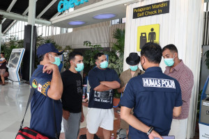 Polisi Beri Layanan Kesehatan dan Bagikan Masker kepada Pengguna Jasa Bandara Soetta