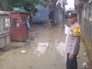 Bhabinkamtibmas Monitoring Banjir Kiriman di Teluk Pucung, Warga Diimbau Mengungsi