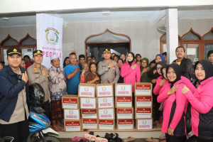 Kapolres Metro Tangerang Kota Tinjau Lokasi Pengungsian Banjir dan Dapur Umum, Salurkan Bantuan kepada Warga