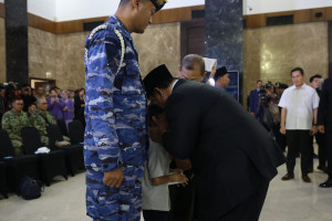 Momen Haru Prabowo Peluk dan Cium Putra Prajurit TNI yang Gugur di Lebanon