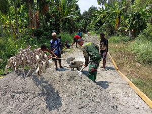 Cuaca Panas Tak Surutkan Semangat, Satgas TMMD Ke-130 Bersama Warga Percepat Penyelesaian Akses Jalan Masyarakat