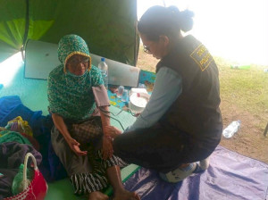 Polri Hadir di Tengah Pengungsi, Sidokkes Polres Sikka Berikan Pelayanan Kesehatan di Gelora Samador