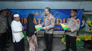Kapolres Metro Jakarta Utara Salurkan Bantuan Beras dalam Program Jumat Peduli di Sungai Bambu