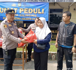Polsek Cilincing Gelar Jumat Peduli, Bagikan 40 Paket Sembako untuk Warga