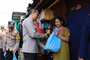 Kapolres Metro Bekasi Kota Salurkan 140 Paket Sembako Bantuan Kapolda Metro Jaya kepada Pemulung di Ciketing Udik