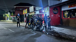 Brimob Polda Metro Jaya Hentikan Pengendara Lawan Arah di Jatinegara