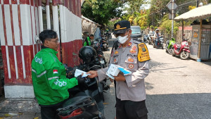 Pembagian Masker, Polsek Pademangan Peduli Kesehatan Warga di Tengah Paparan Abu Vulkanik