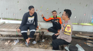 Bhabinkamtibmas Pulau Untung Jawa Jakarta On The Spot Sambang Warga, Sosialisasikan Layanan Polri 110 dan Perkuat Sinergi Kamtibmas