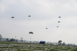 Aksi Airborne Lima Negara Warnai Latgabma SGS 2026