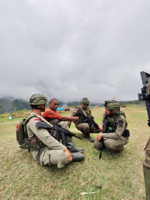Satgas Operasi Damai Cartenz Laksanakan Patroli Humanis di Kiwirok, Perkuat Kedekatan dengan Warga