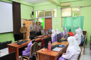 Kapolres Metro Bekasi Kota Kunjungi SMKN 1 Kota Bekasi, Berikan Motivasi Belajar dan Ajak Siswa Jauhi Narkoba serta Tawuran