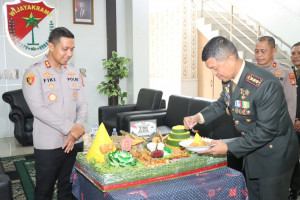 Bawa Tumpeng dan Kue, Polres Metro Tangerang Kota Beri Kejutan HUT TNI ke-81