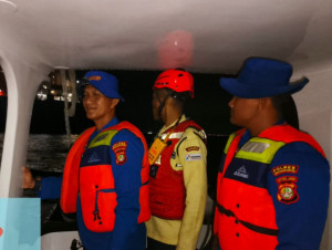Patroli Laut Malam Satpolairud Polres Kepulauan Seribu Sambangi Penjaga Pulau dan Sosialisasikan Layanan Polisi 110