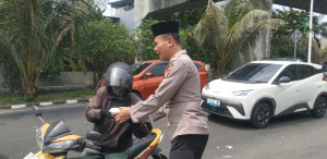 Jumat Peduli, Polsek Kelapa Gading Bagikan 50 Nasi Kotak untuk Ojol dan Warga