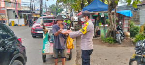 Gandeng Warga Jatiwarna, Bhabinkamtibmas Polsek Pondok Gede Tebar Takjil di Jalan Raya Hankam