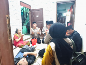 Kapolsek Bekasi Barat Kunjungi Warga Disabilitas di Rawapasung, Serahkan Bantuan dan Dukungan Moril