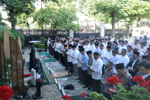 Momen Hangat Prabowo Salat Iduladha Bersama Diaspora Indonesia di Paris