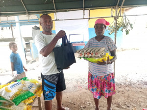 Rayakan Piala Dunia, Kepala Suku Kampung Pikere Gelar Nobar dan Bagi-Bagi Sembako di Keerom