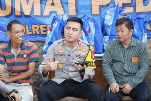 Jumat Peduli, Polres Metro Jakarta Utara Salurkan Paket Sembako untuk Warga Rawabadak Utara