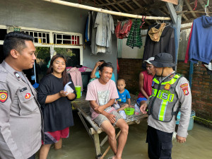Polisi dan Pemda Salurkan Bantuan bagi Warga Terdampak Banjir di Bekasi
