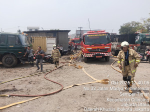 Kebakaran Gudang Sparepart di Cilincing, Dua Motor dan Stok Ban Terbakar