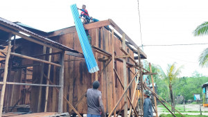 Satgas TMMD Ke-128 Kodim 1710/Mimika Genjot Pembangunan 5 Unit Rumah di Kampung Keakwa, Fokus Pemasangan Atap