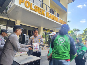 Jumat Berkah, Polsek Rawalumbu Berbagi untuk Masyarakat