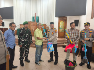 Bhakti Religi Polres Metro Bekasi Kota di Gereja Kristen Jawa Bekasi Barat Sambut HUT Bhayangkara ke-80