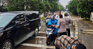 Polsek Jatisampurna Bagikan Takjil Ramadhan kepada Masyarakat dan Berikan Edukasi Tertib Lalu Lintas