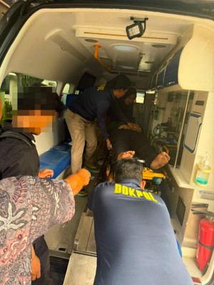 Tim Medis Polda Metro Jaya Sigap Evakuasi Mahasiswa yang Pingsan Saat Aksi