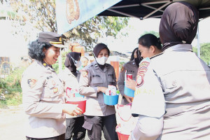 Polwan Polres Metro Jakarta Utara Salurkan Bantuan dan Trauma Healing untuk Korban Kebakaran Jiung Kemayoran