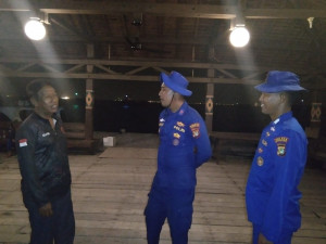 Jakarta On The Spot, Patroli Laut Malam Satpolairud Polres Kepulauan Seribu Sambangi Nelayan dan Sosialisasikan Layanan Polisi 110