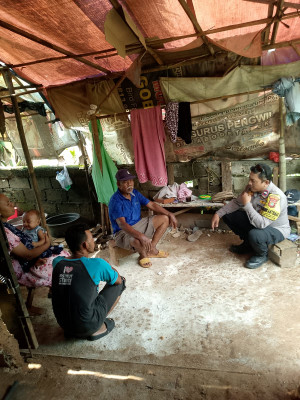 Door to Door Bhabinkamtibmas Jatiraden Ajak Warga Aktifkan Siskamling dan Sosialisasi Bahaya Judi Online dan Antisipasi Kebakaran