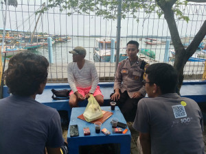 Bhabinkamtibmas Pulau Panggang Sambangi Warga, Sosialisasikan Layanan Polri 110 dan Perkuat Kamtibmas