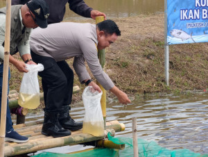 Polda Metro Jaya Tebar 37 Ribu Benih Ikan di Muara Gembong, Dukung Ketahanan Pangan