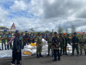 Pasokan Beras ASN Tiba di Yahukimo, Diangkut Hercules C-130 TNI AU